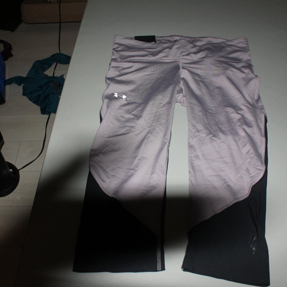 Mid Rise Under Armour Crops Size XL New